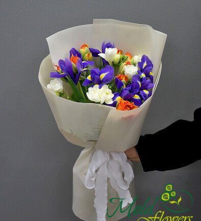 Buchet din lalele portocalii de tip bujor „Kingsday”, iriși și frezii albe