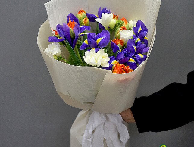 Buchet din lalele portocalii de tip bujor „Kingsday”, iriși și frezii albe