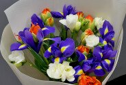 Buchet din lalele portocalii de tip bujor „Kingsday”, iriși și frezii albe — foto 2
