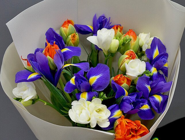 Buchet din lalele portocalii de tip bujor „Kingsday”, iriși și frezii albe — foto 2