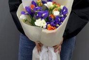 Buchet din lalele portocalii de tip bujor „Kingsday”, iriși și frezii albe — foto 3