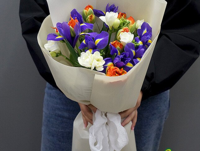 Buchet din lalele portocalii de tip bujor „Kingsday”, iriși și frezii albe — foto 3