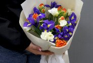Buchet din lalele portocalii de tip bujor „Kingsday”, iriși și frezii albe — foto 4