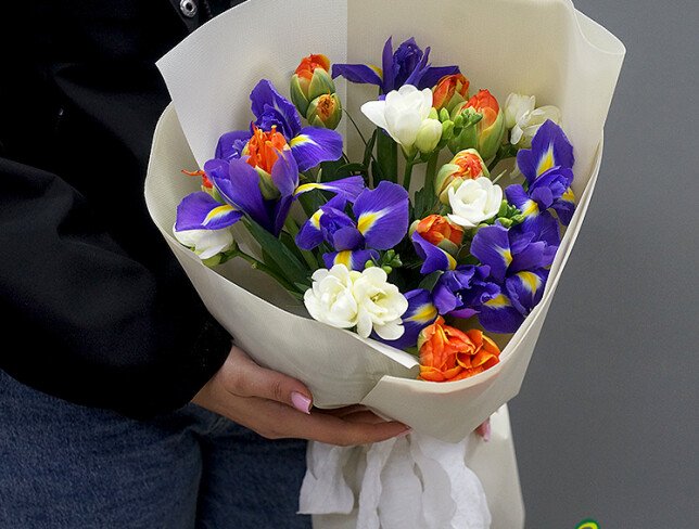 Buchet din lalele portocalii de tip bujor „Kingsday”, iriși și frezii albe — foto 4
