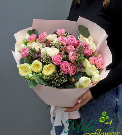 Buchet din trandafiri de tufa si waxflower „Romantica diminetii”