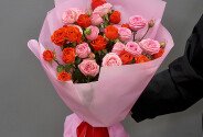 Букет из кустовых ярко-оранжевых роз «Amata» и розовых роз «Sweet Bubbles» 70 см — фото 1