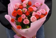 Букет из кустовых ярко-оранжевых роз «Amata» и розовых роз «Sweet Bubbles» 70 см — фото 3