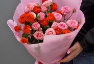 Букет из кустовых ярко-оранжевых роз «Amata» и розовых роз «Sweet Bubbles» 70 см — фото 4