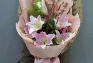 Bouquet with pink lilies, waxflower, and willow — photo 3