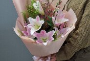 Bouquet with pink lilies, waxflower, and willow — photo 1