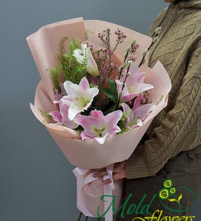 Bouquet with pink lilies, waxflower, and willow photo 394x433
