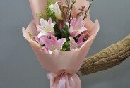 Bouquet with pink lilies, waxflower, and willow — photo 2
