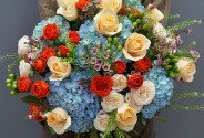 Buchet din hortensii albastre, trandafiri portocalii si crem "Paleta primaverii" — foto 3