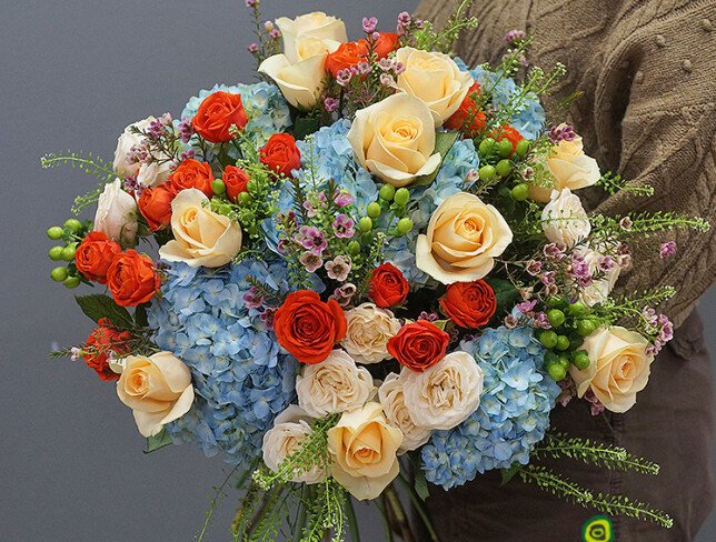 Buchet din hortensii albastre, trandafiri portocalii si crem "Paleta primaverii" foto