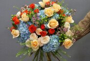 Buchet din hortensii albastre, trandafiri portocalii si crem "Paleta primaverii" — foto 4