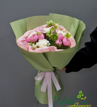 Buchet din trandafiri tip bujor, garoafe si helleborus foto 394x433