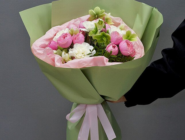 Buchet din trandafiri tip bujor, garoafe si helleborus foto