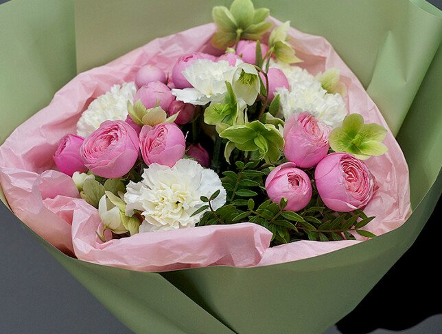 Buchet din trandafiri tip bujor, garoafe si helleborus foto