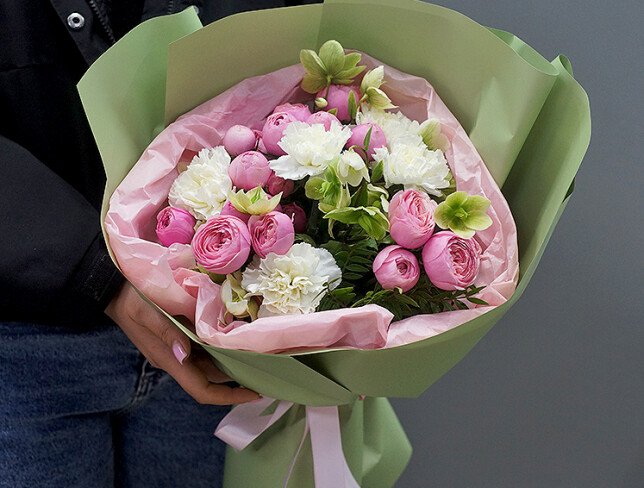 Buchet din trandafiri tip bujor, garoafe si helleborus foto