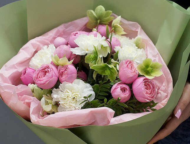 Buchet din trandafiri tip bujor, garoafe si helleborus foto