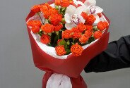 Букет с белыми орхидеями и кустовыми ярко-оранжевыми розами «Amata» 70 см — фото 1