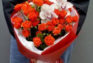 Букет с белыми орхидеями и кустовыми ярко-оранжевыми розами «Amata» 70 см — фото 3