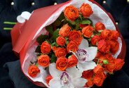 Букет с белыми орхидеями и кустовыми ярко-оранжевыми розами «Amata» 70 см — фото 4