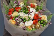 Buchet din trandafiri crem si portocalii si waxflower "Melodia florilor" — foto 3