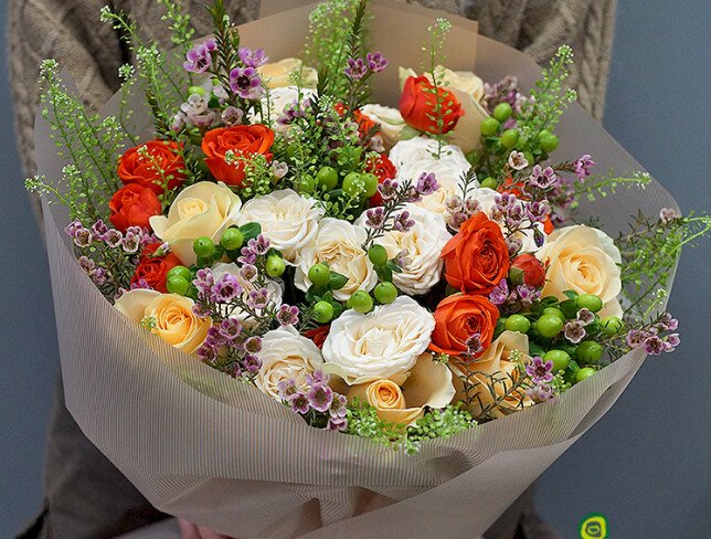 Buchet din trandafiri crem si portocalii si waxflower "Melodia florilor" foto