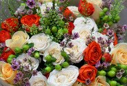 Buchet din trandafiri crem si portocalii si waxflower "Melodia florilor" — foto 4