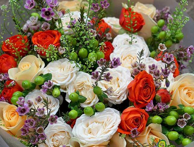 Buchet din trandafiri crem si portocalii si waxflower "Melodia florilor" foto