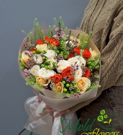 Buchet din trandafiri crem si portocalii si waxflower "Melodia florilor" foto 394x433