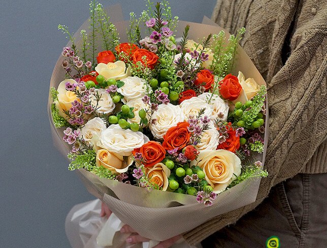 Buchet din trandafiri crem si portocalii si waxflower "Melodia florilor" foto
