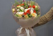 Buchet din trandafiri crem si portocalii si waxflower "Melodia florilor" — foto 2