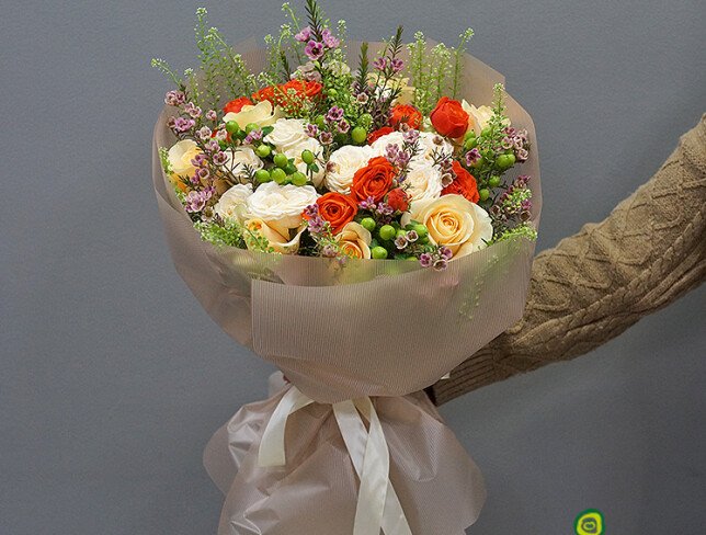 Buchet din trandafiri crem si portocalii si waxflower "Melodia florilor" foto