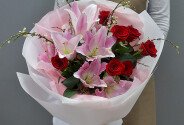 Букет из розовых лилий и красных роз "Любовь в цветах" — фото 1