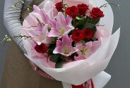 Букет из розовых лилий и красных роз "Любовь в цветах" — фото 3