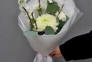Buchet din crizantema alba sferica, matthiola si dianthus — foto 4