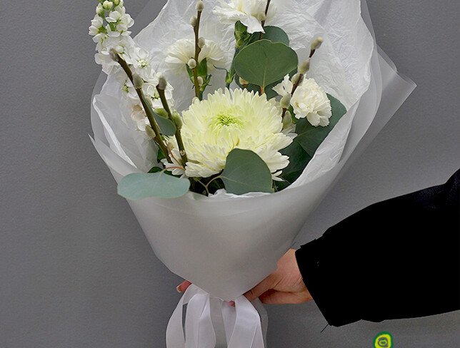 Buchet din crizantema alba sferica, matthiola si dianthus foto