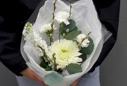 Buchet din crizantema alba sferica, matthiola si dianthus — foto 1