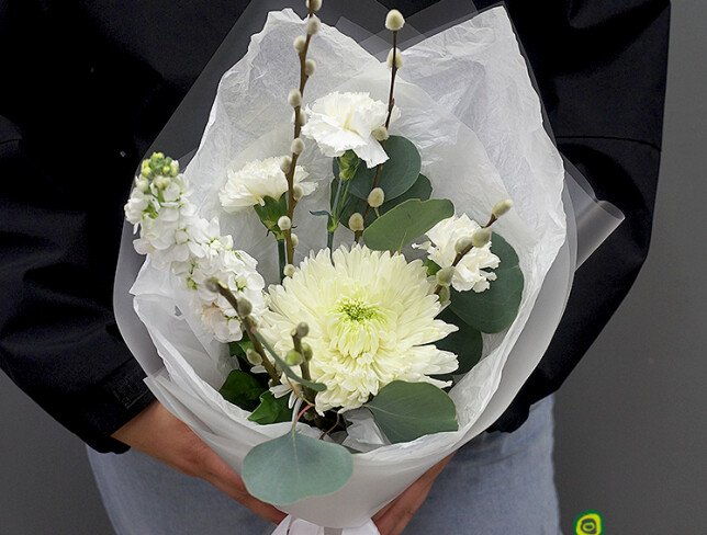 Buchet din crizantema alba sferica, matthiola si dianthus foto