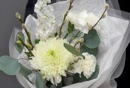 Buchet din crizantema alba sferica, matthiola si dianthus — foto 2