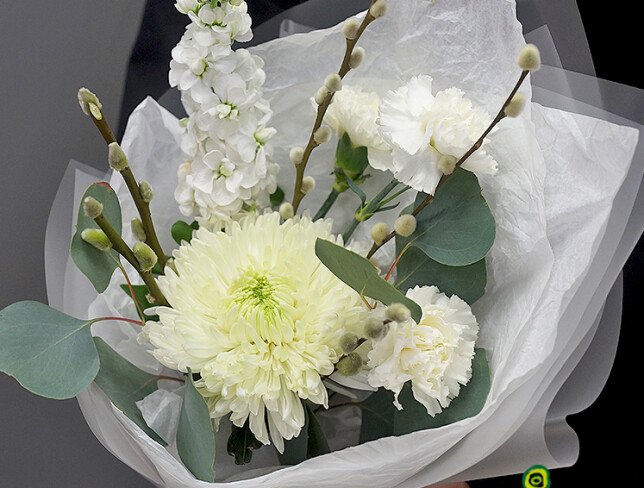 Buchet din crizantema alba sferica, matthiola si dianthus foto
