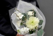 Buchet din crizantema alba sferica, matthiola si dianthus — foto 3