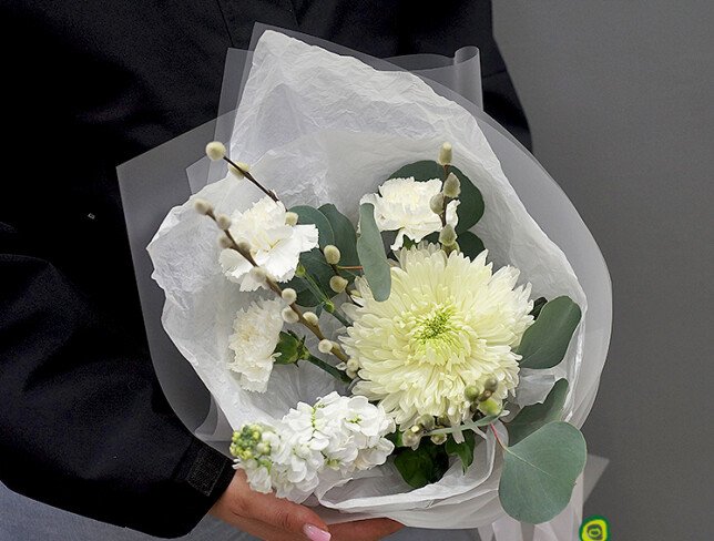 Buchet din crizantema alba sferica, matthiola si dianthus foto