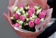 Bouquet of pink roses and white eustoma — photo 1