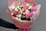 Bouquet of pink roses and white eustoma — photo 2