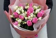 Bouquet of pink roses and white eustoma — photo 3