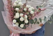 Buchet din crizanteme albe, astilbe si waxflower — foto 1