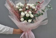 Buchet din crizanteme albe, astilbe si waxflower — foto 2